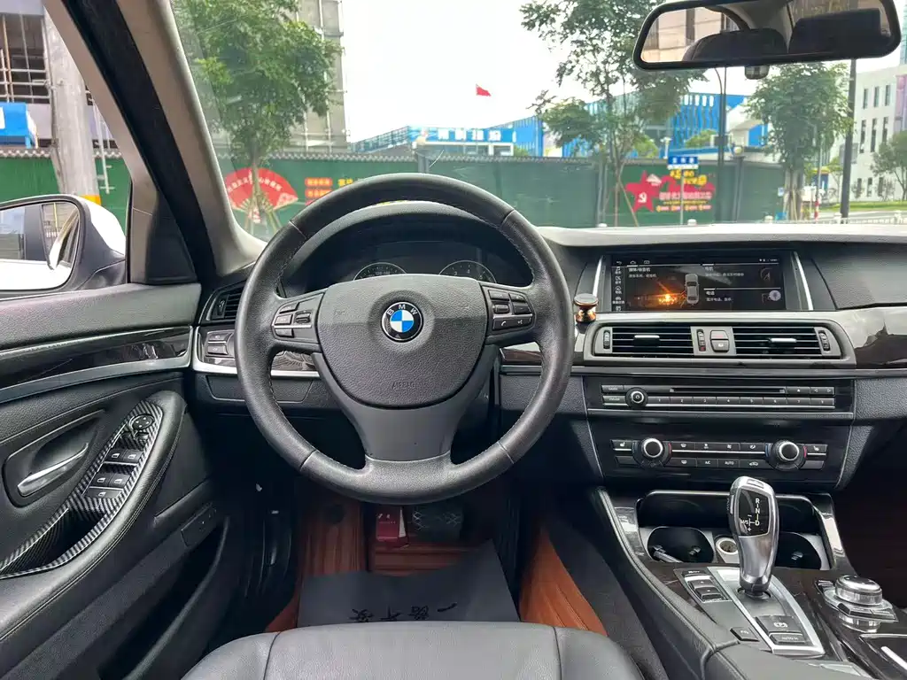 BMW 5 Series — миниатюра 13
