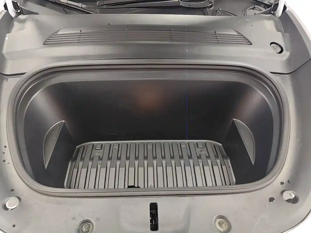 Tesla Model Y — миниатюра 20