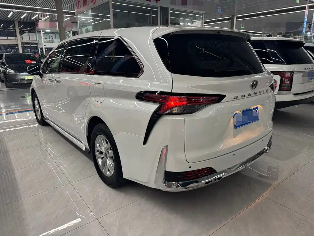Toyota Granvia — миниатюра 5