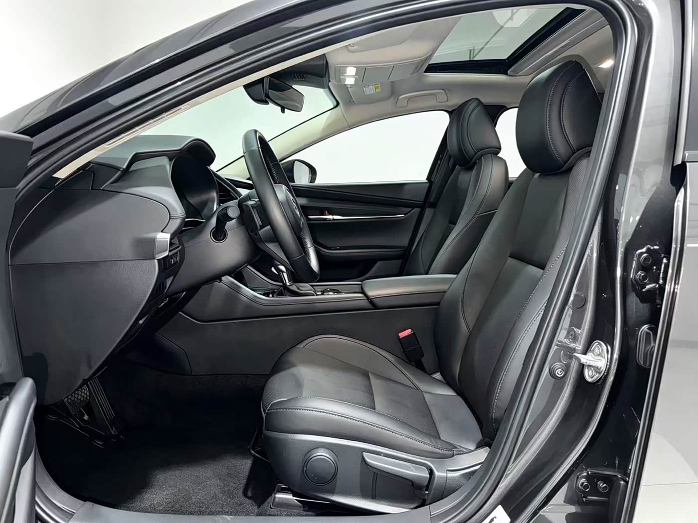 Mazda Mazda3 Axela 2.0 л 2022 г. Серебристо-серый, пробег 36000 км