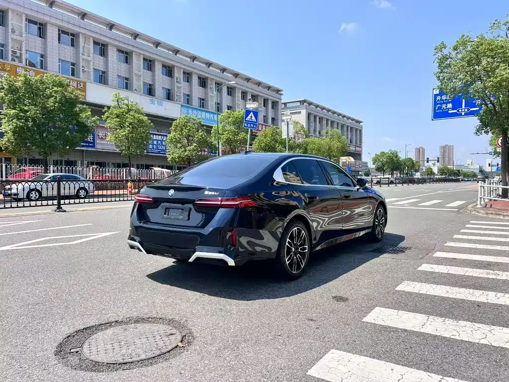 BMW 5 Series — миниатюра 7