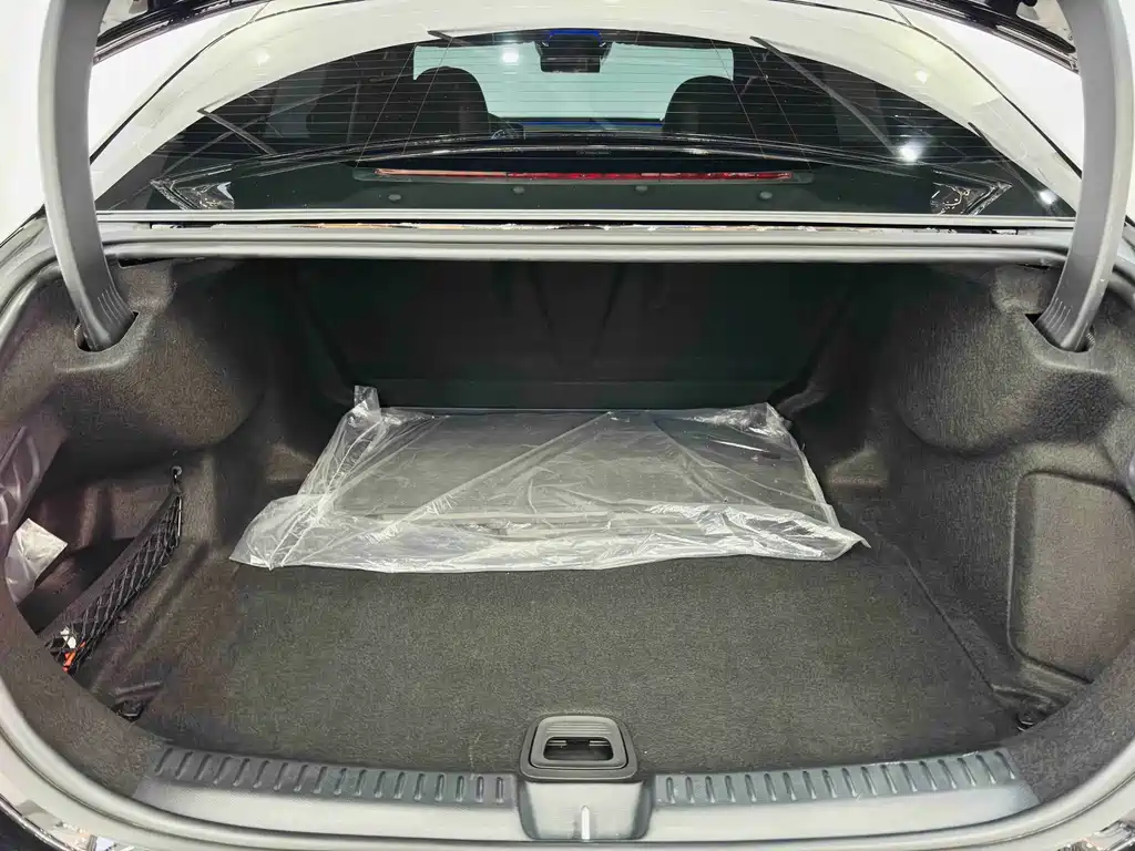 Mercedes-Benz E-Class — миниатюра 8