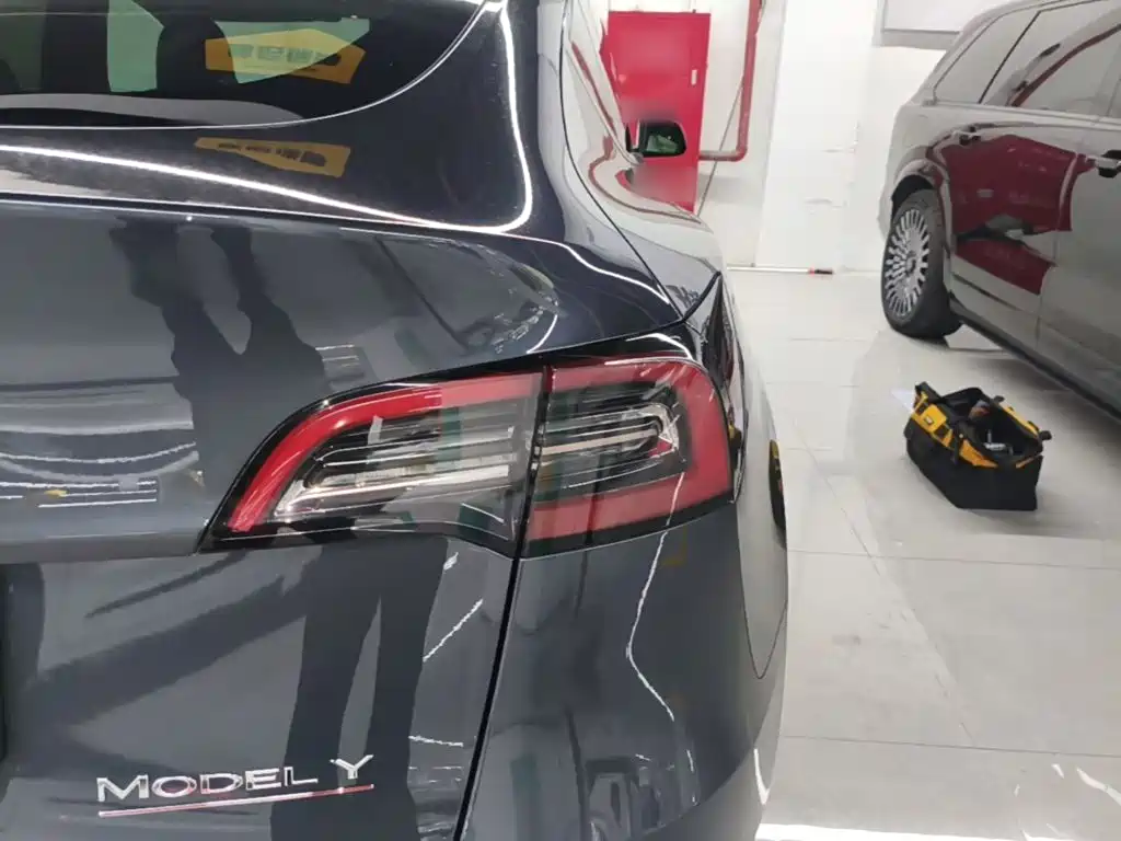 Tesla Model Y — миниатюра 8