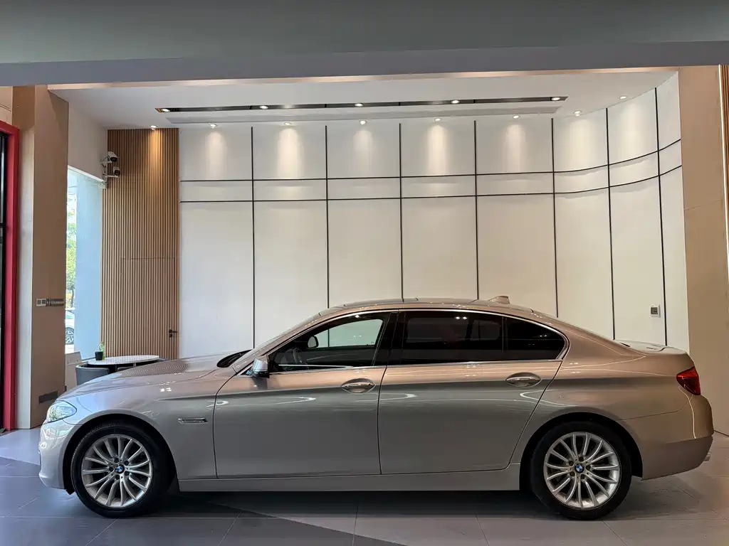 BMW 5 Series — миниатюра 4