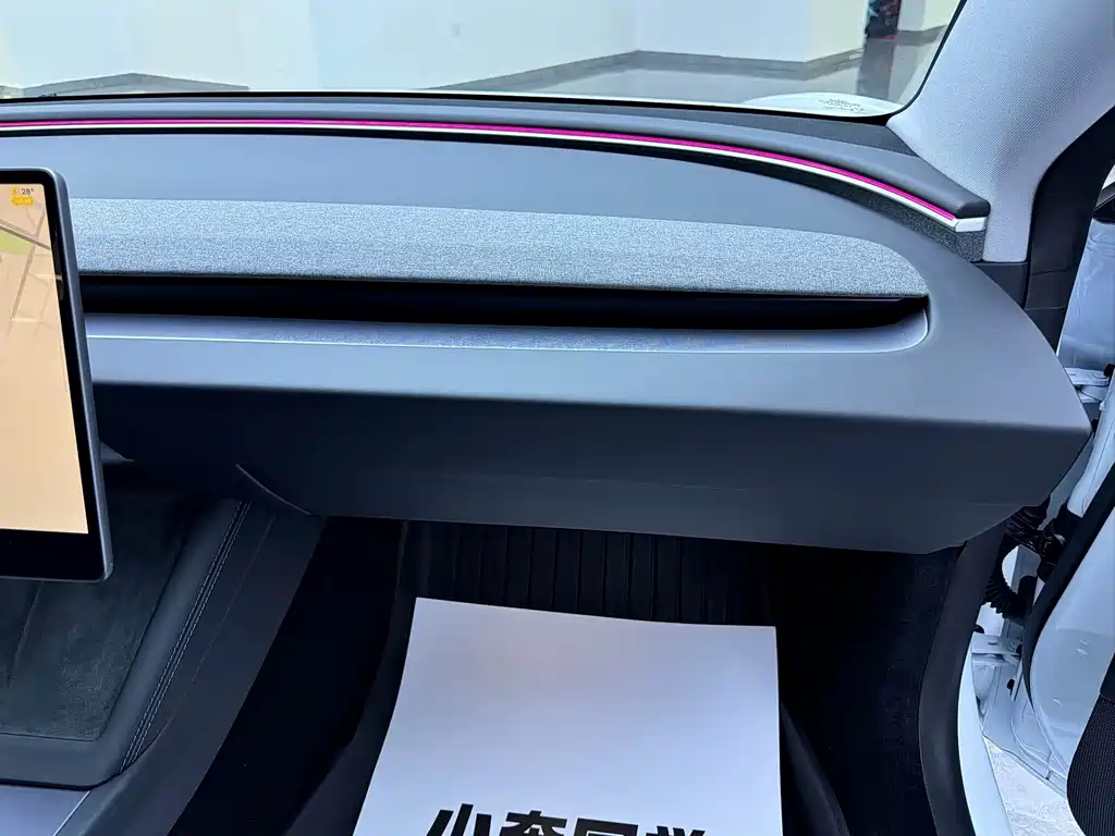 Tesla Model 3 — миниатюра 7