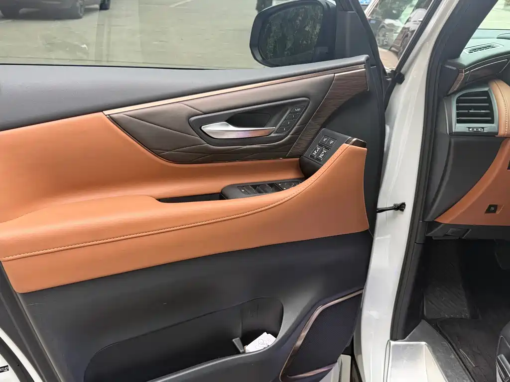 Toyota Vellfire — миниатюра 6