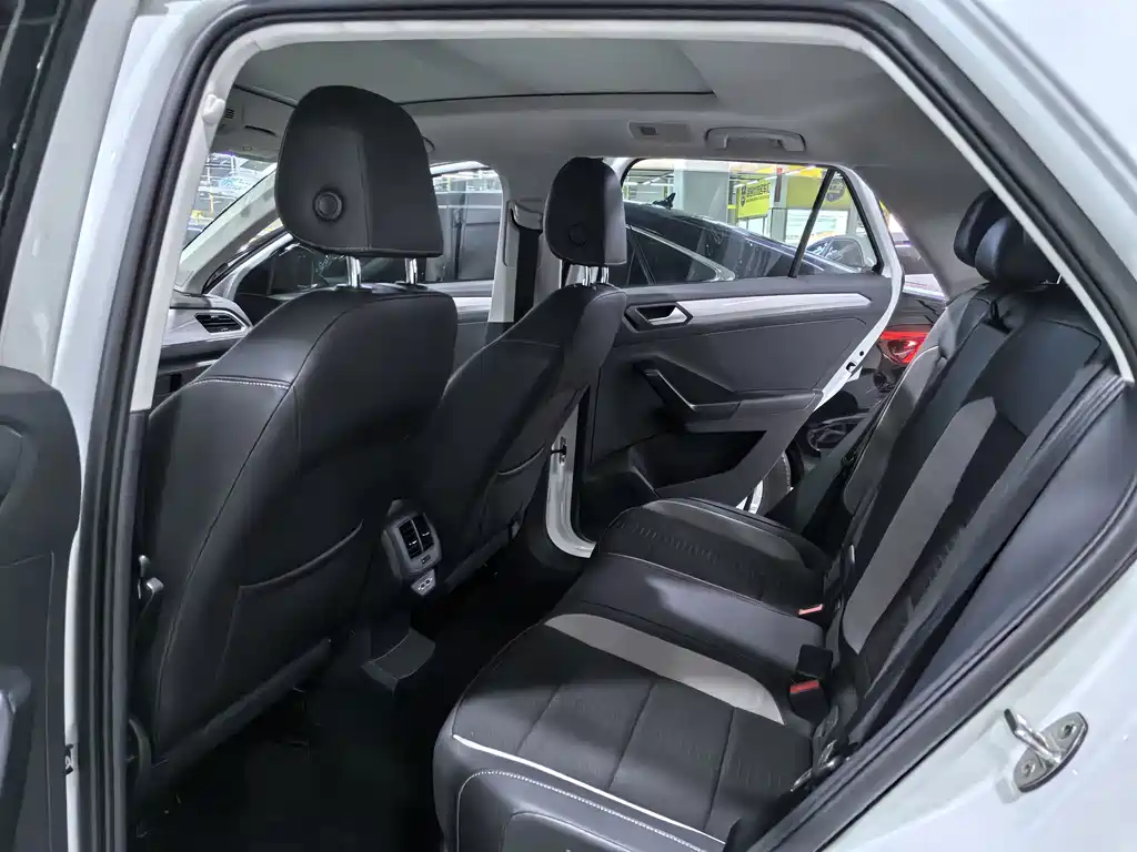 Volkswagen T-Roc — миниатюра 8