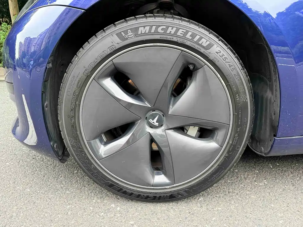 Tesla Model 3 — миниатюра 4