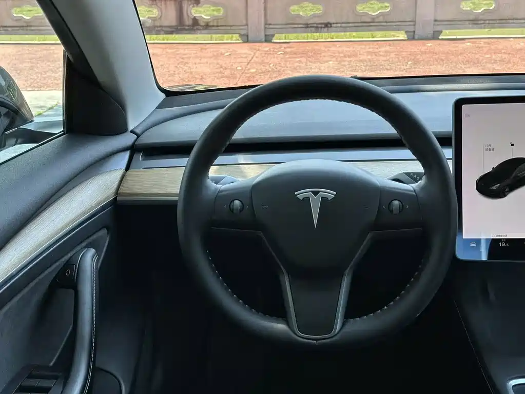 Tesla Model 3 — миниатюра 10