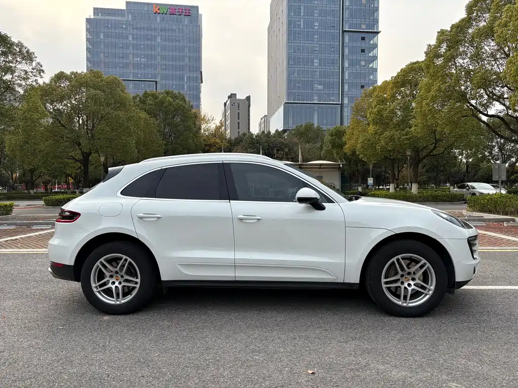 PORSCHE MACAN