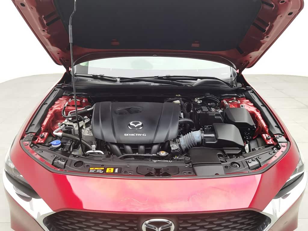 Mazda Mazda3 Axela 2.0 л 2022 г. красный/фиолетовый, пробег 21800 км