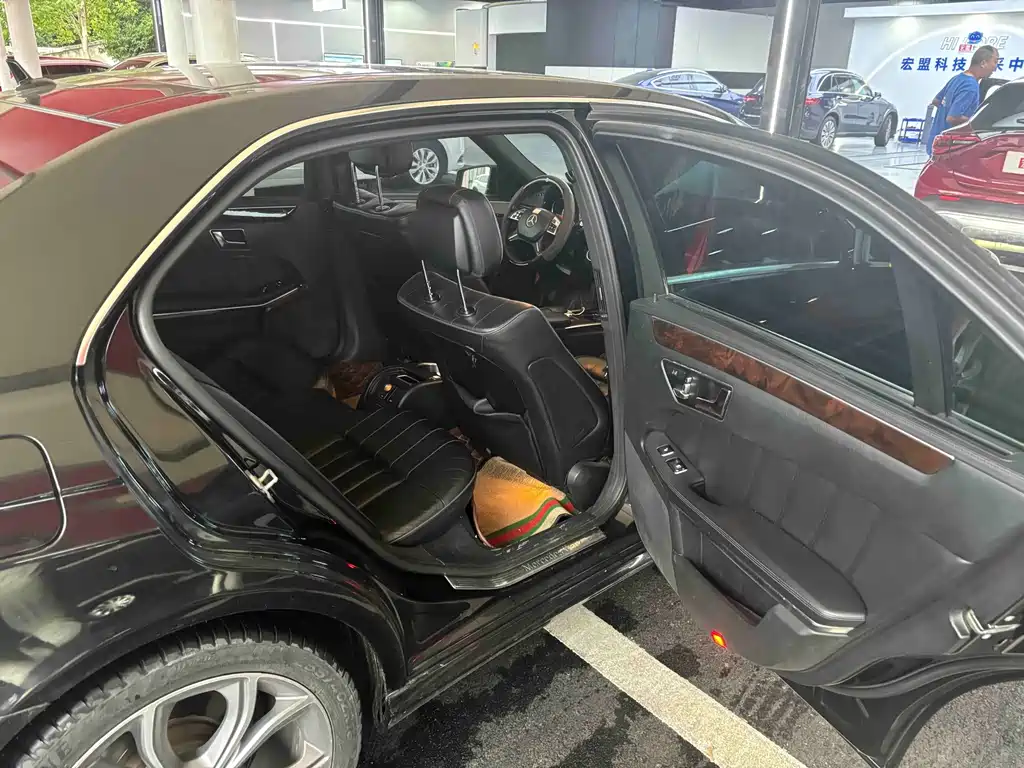 Mercedes-Benz E-Class — миниатюра 7