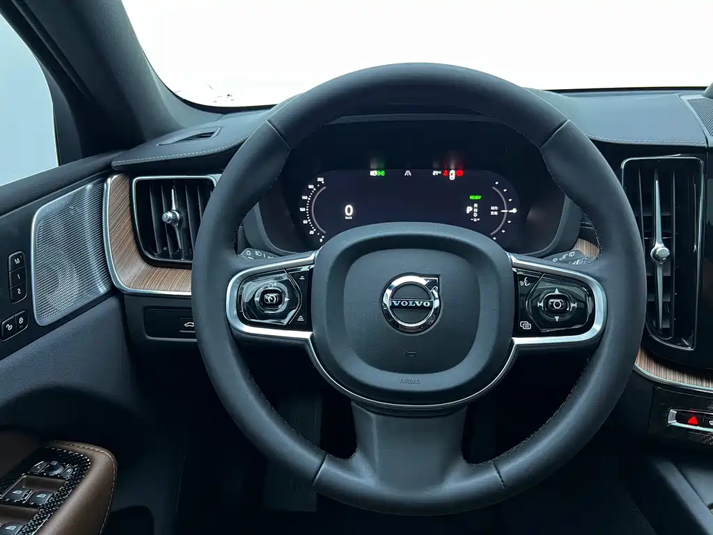 Volvo XC60 PHEV — миниатюра 30