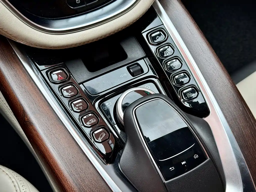 Aston Martin DBX — миниатюра 13