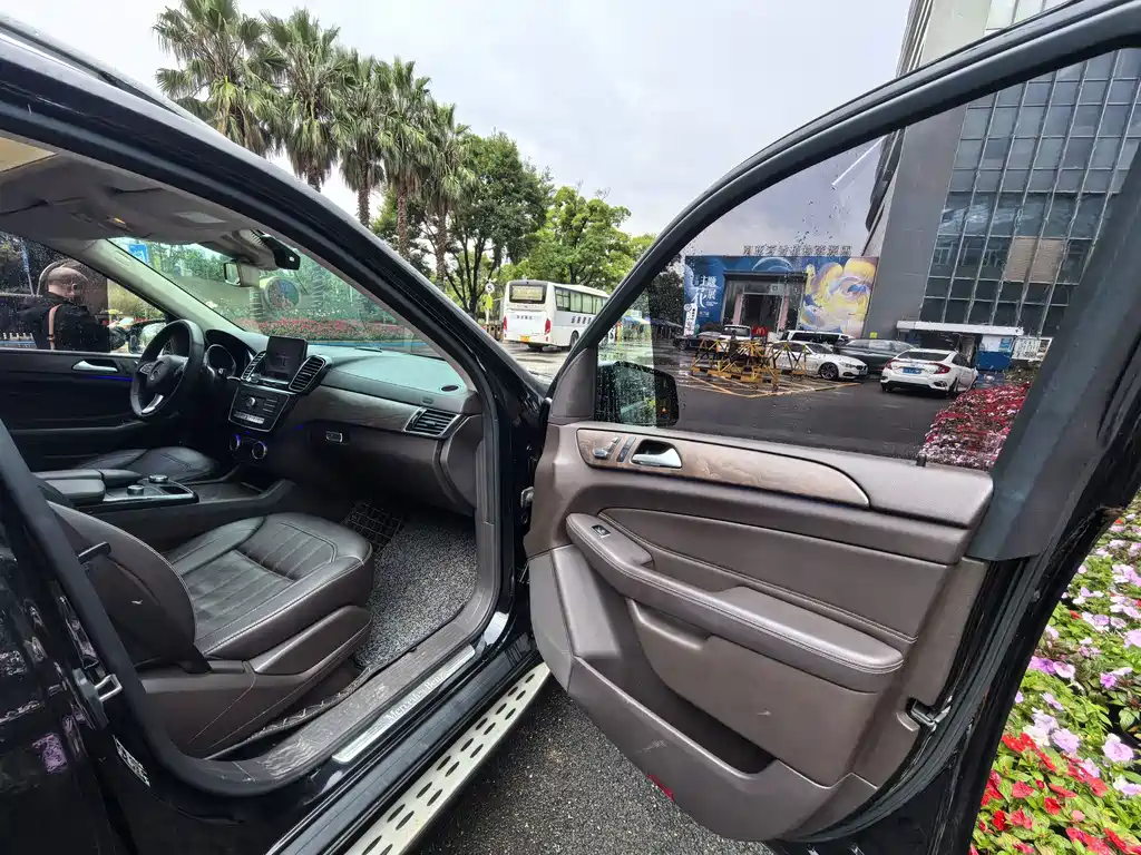 Mercedes-Benz GLE (Import) — миниатюра 9
