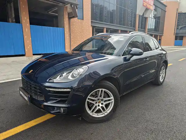 PORSCHE MACAN
