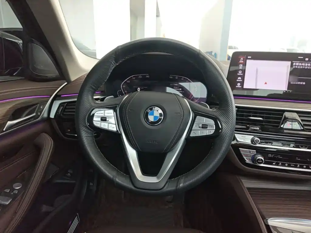 BMW 5 Series — миниатюра 11
