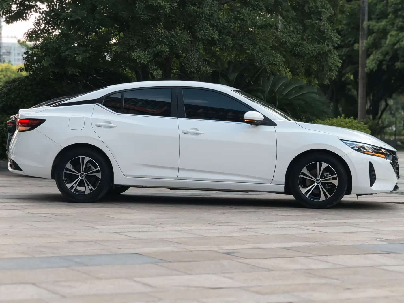 Nissan Sylphy 1.6 л 2023 г. Белый, пробег 25000 км