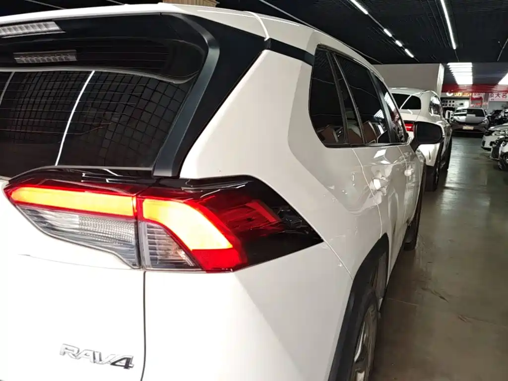 Toyota RAV4 — миниатюра 8