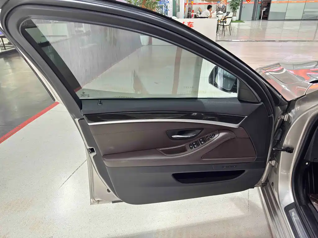 BMW 5 Series — миниатюра 17