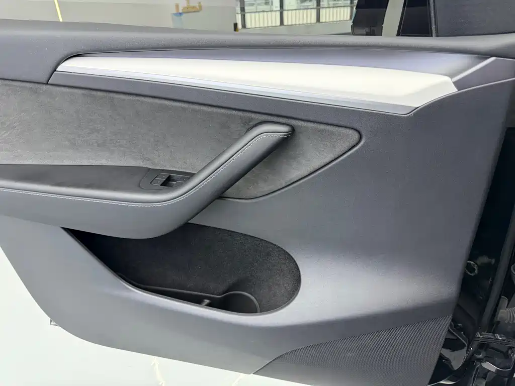 Tesla Model Y — миниатюра 9