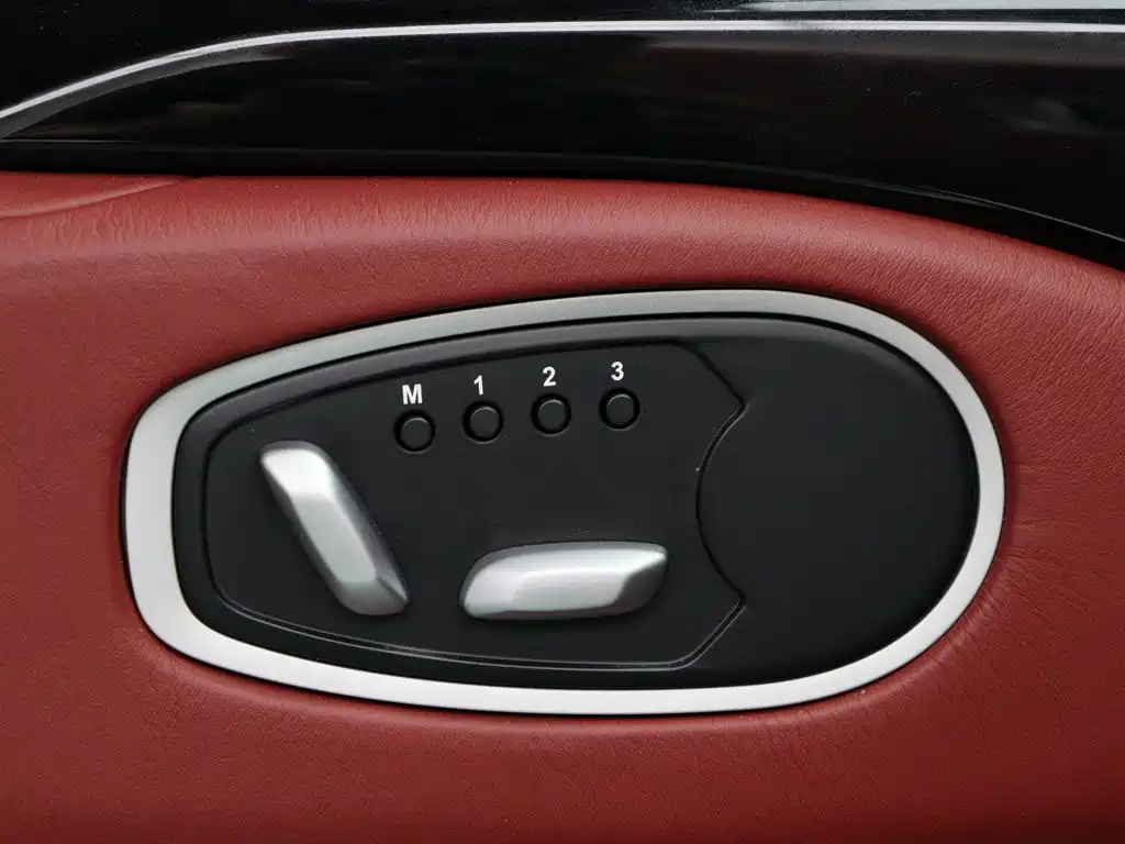 Aston Martin V8 Vantage — миниатюра 11