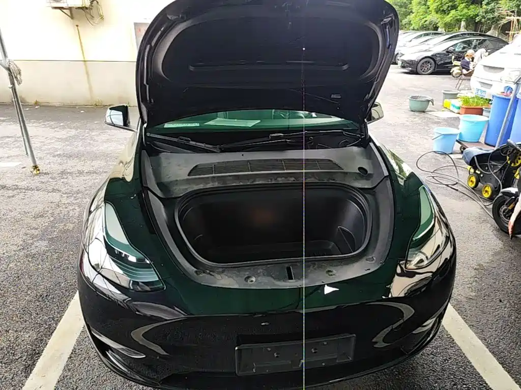 Tesla Model Y — миниатюра 20