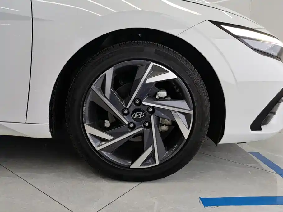 Hyundai Elantra — миниатюра 6