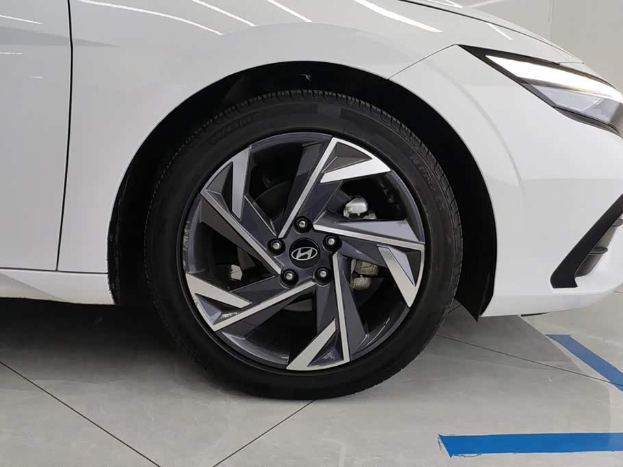 Hyundai Elantra 1.5 л 2024 г. Белый, пробег 32900 км