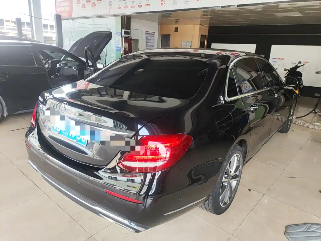 Mercedes-Benz E-Class — миниатюра 2