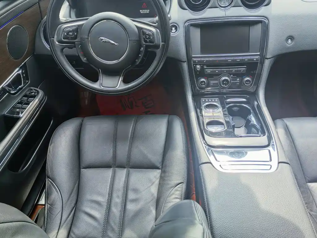 Jaguar XJ — миниатюра 9
