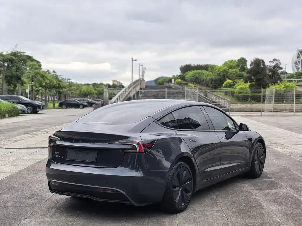 Tesla Model 3 — миниатюра 4