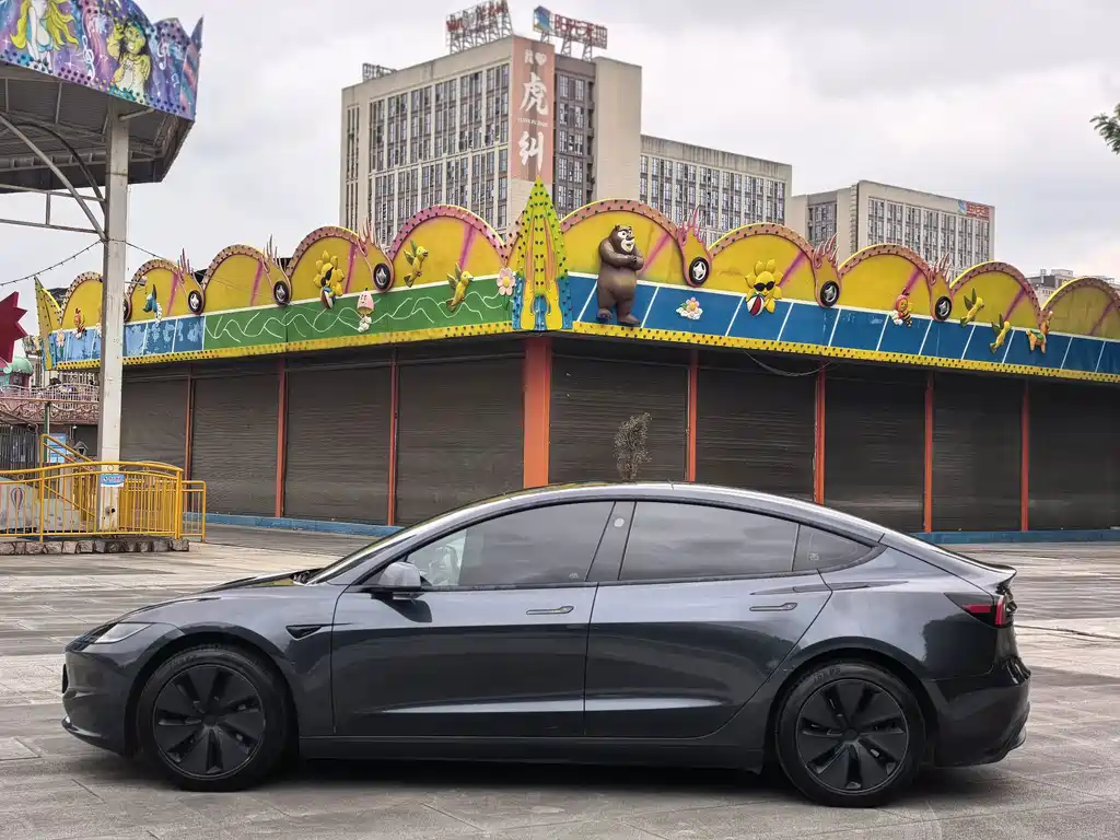 Tesla Model 3 — миниатюра 7