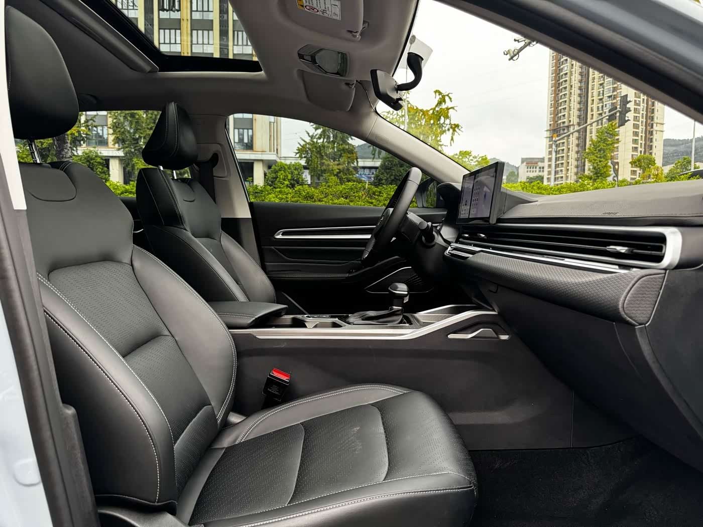 Geely Emgrand 1.5 л 2023 г. Серебристо-серый, пробег 50000 км