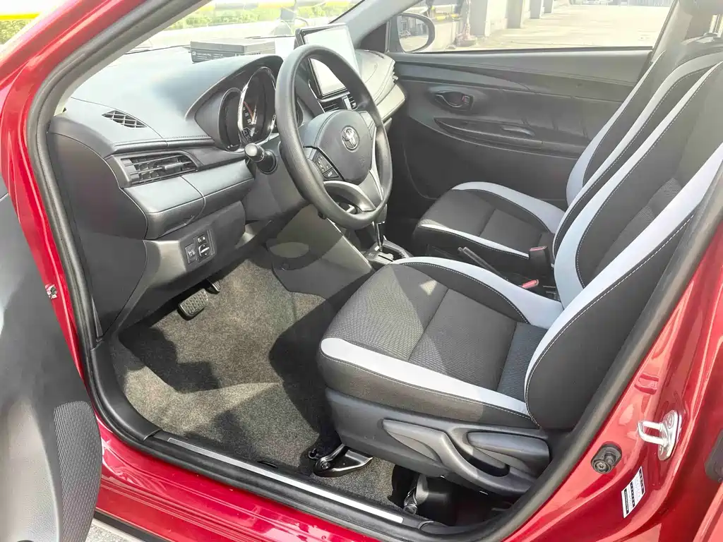 Toyota Yaris L - фото 7