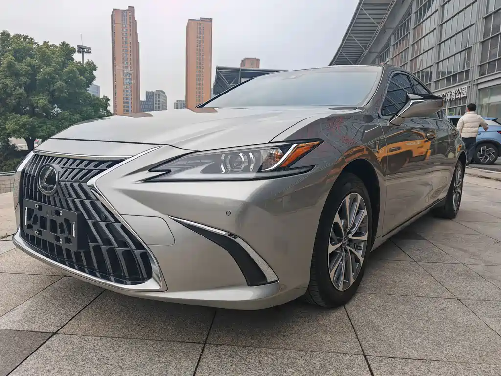 Lexus ES 2023