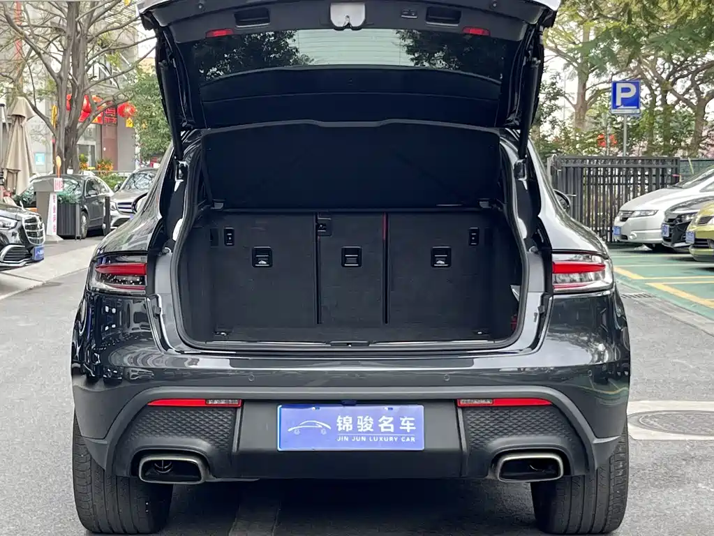 PORSCHE MACAN
