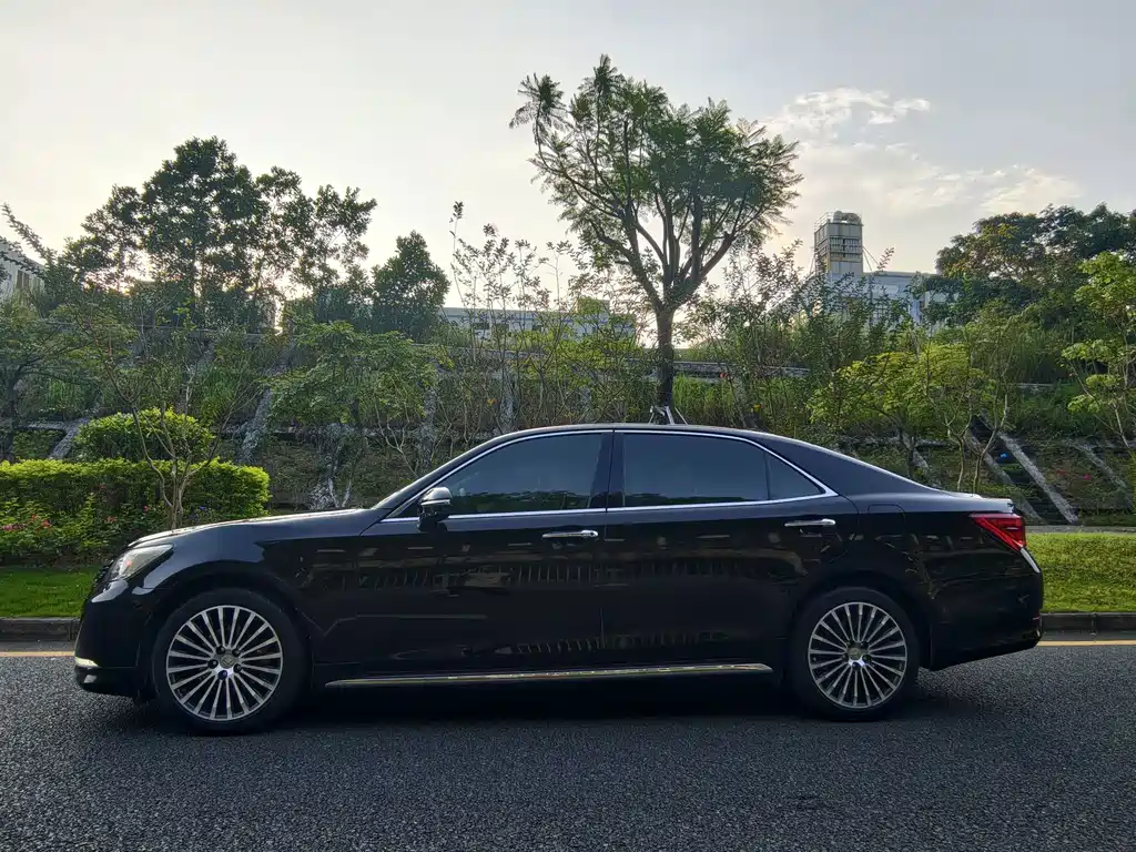 Toyota Crown — миниатюра 5