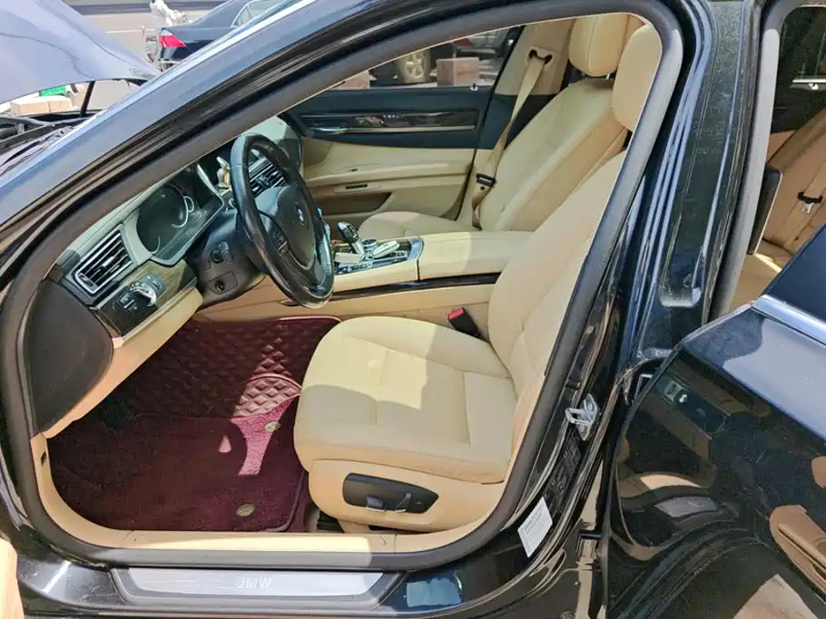BMW 7 Series — миниатюра 9