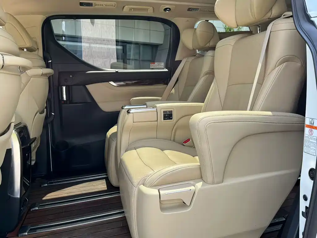 Toyota Alphard — миниатюра 6