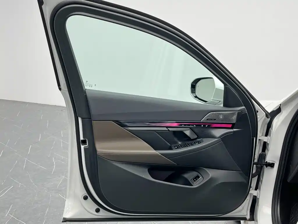 BMW 5 Series — миниатюра 12