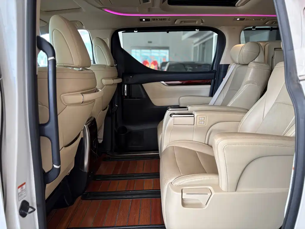 Toyota Alphard — миниатюра 10