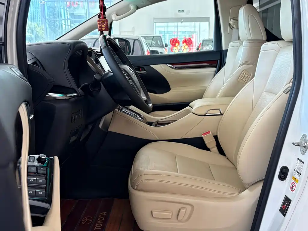 Toyota Alphard — миниатюра 4