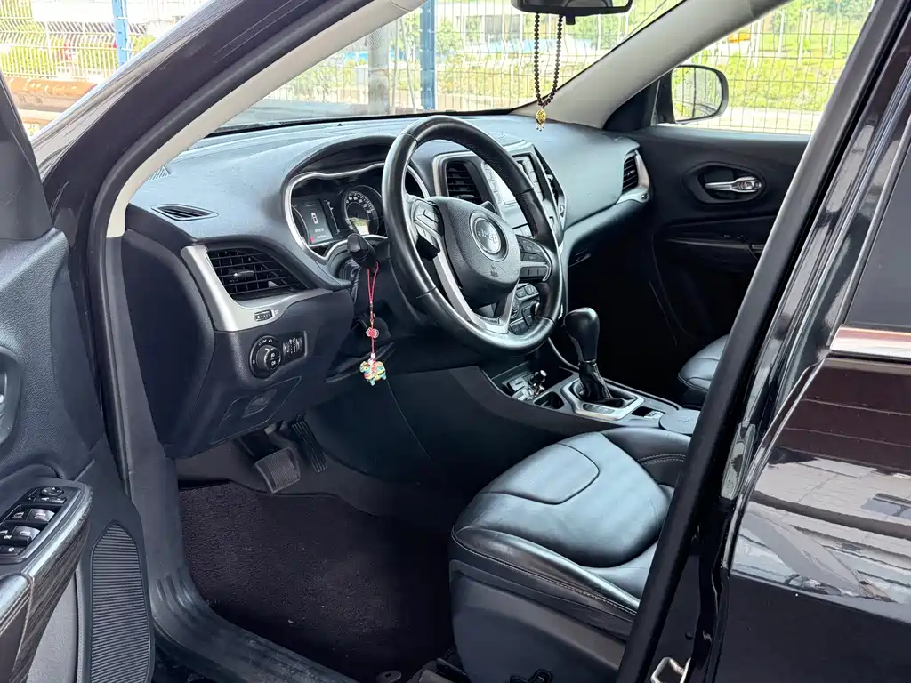 Jeep Cherokee — миниатюра 4