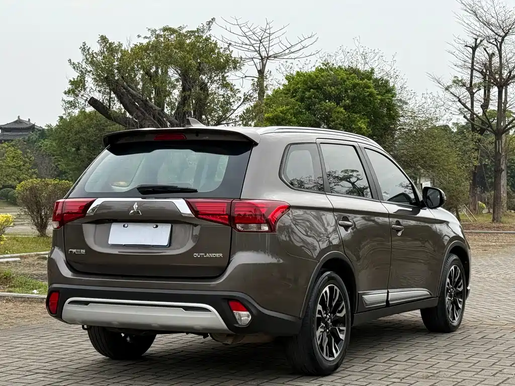Mitsubishi Outlander — миниатюра 8