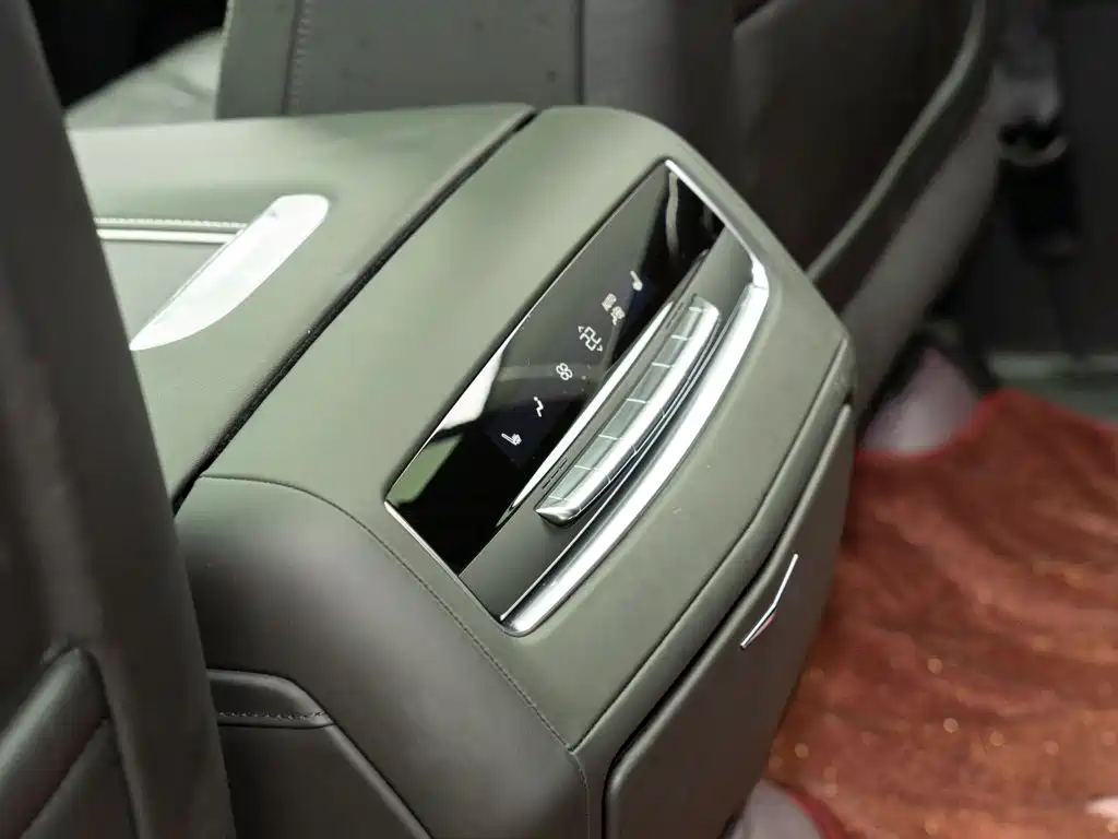 Cadillac Escalade — миниатюра 18