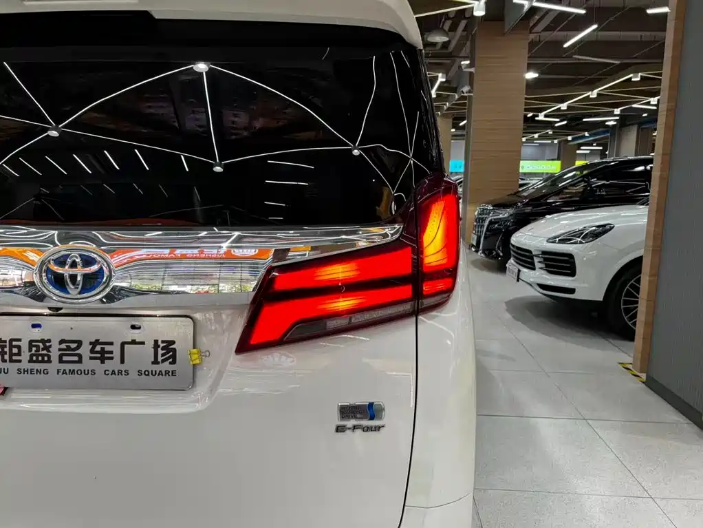 Toyota Alphard — миниатюра 2
