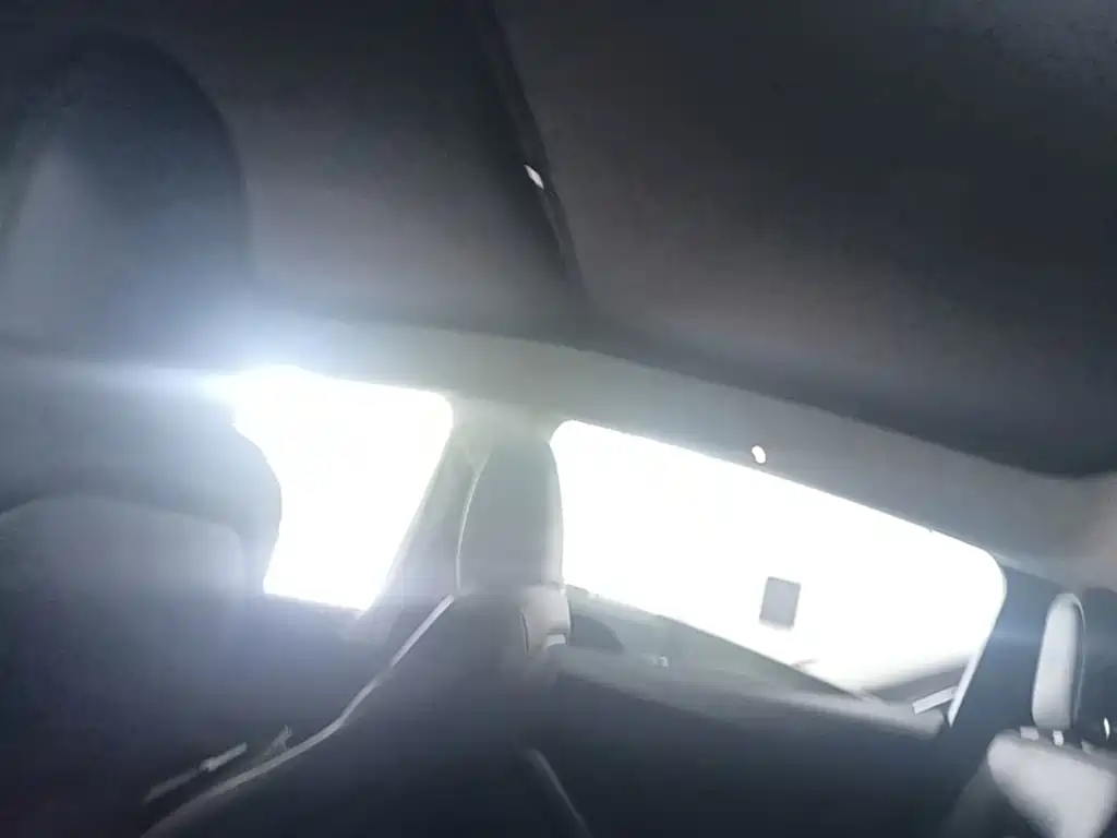 Tesla Model Y — миниатюра 18
