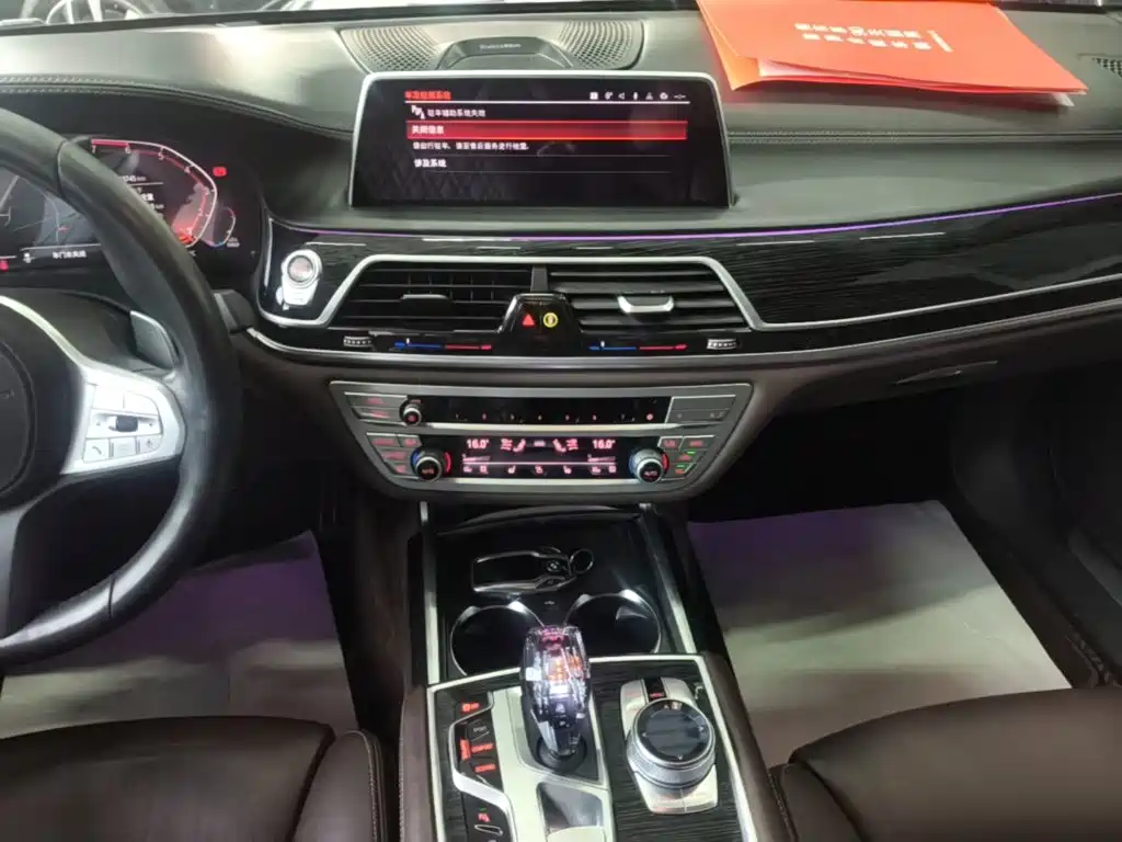 BMW 7 Series — миниатюра 13