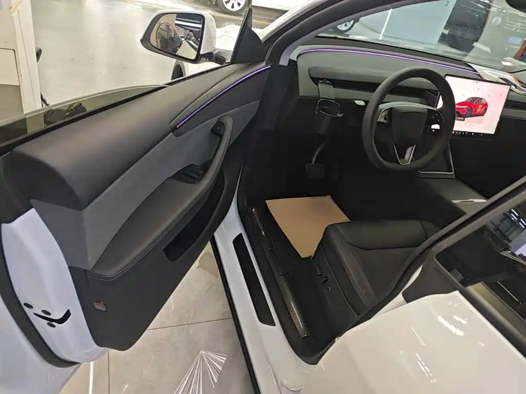 Tesla Model Y — миниатюра 16